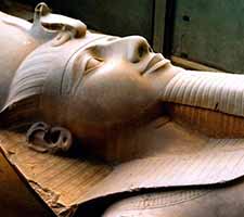 estatua colosal de Ramsés II 